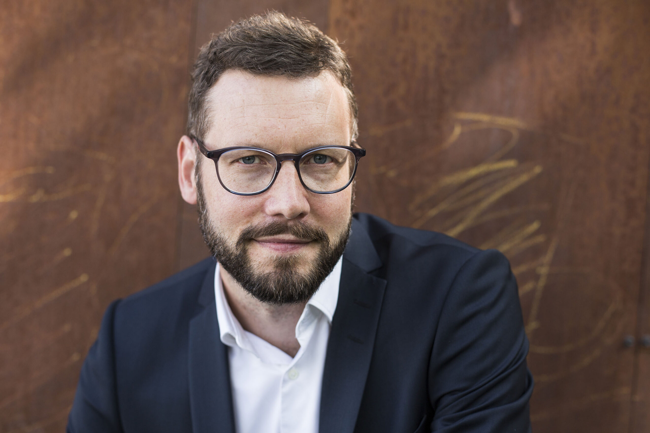 Kirjailija ja ortodoksipappi Joel Haahtela lähikuvassa