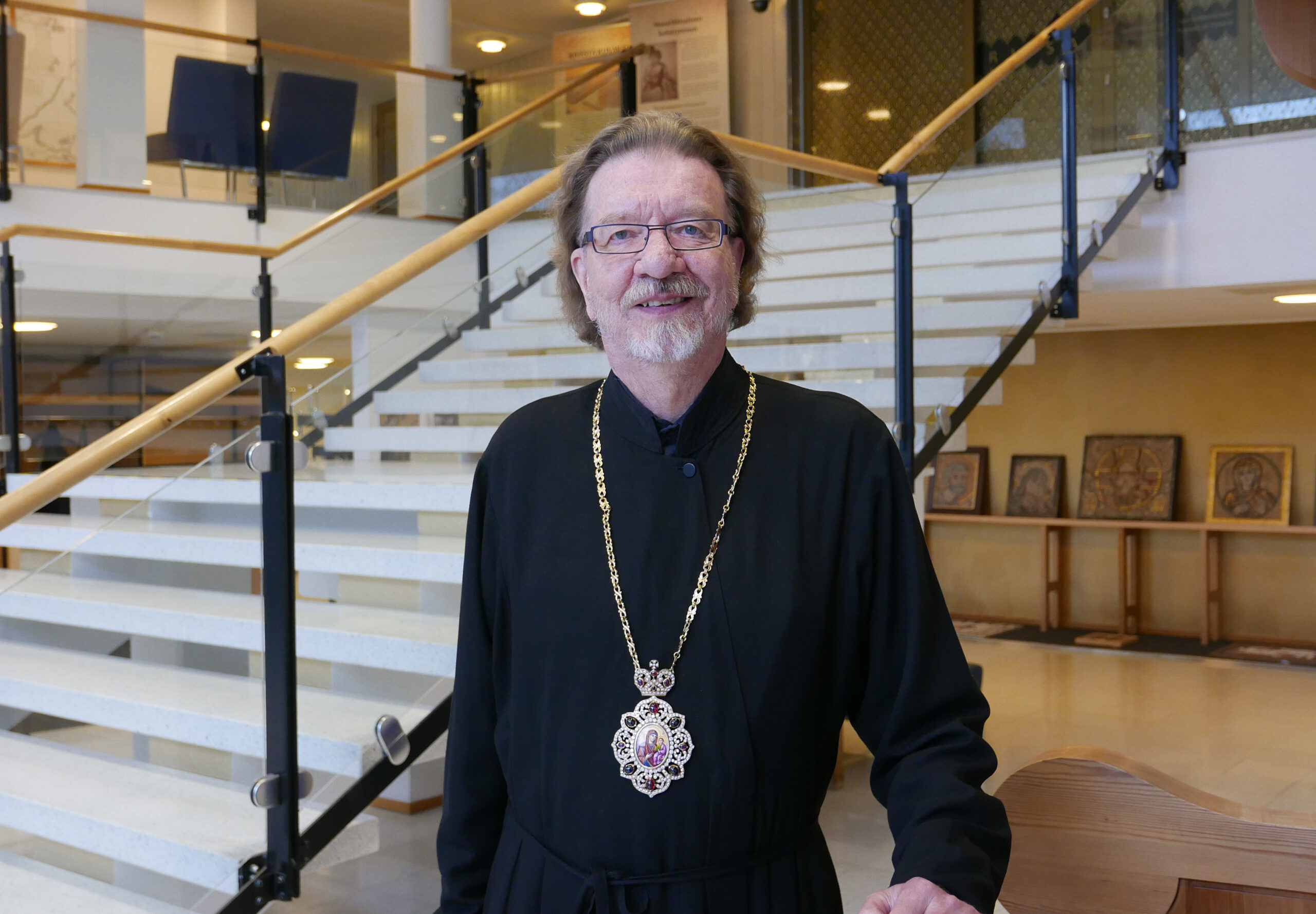 Metropoliitta Panteleimon kuvattuna panagiat kaulassaan portaikon edustalla