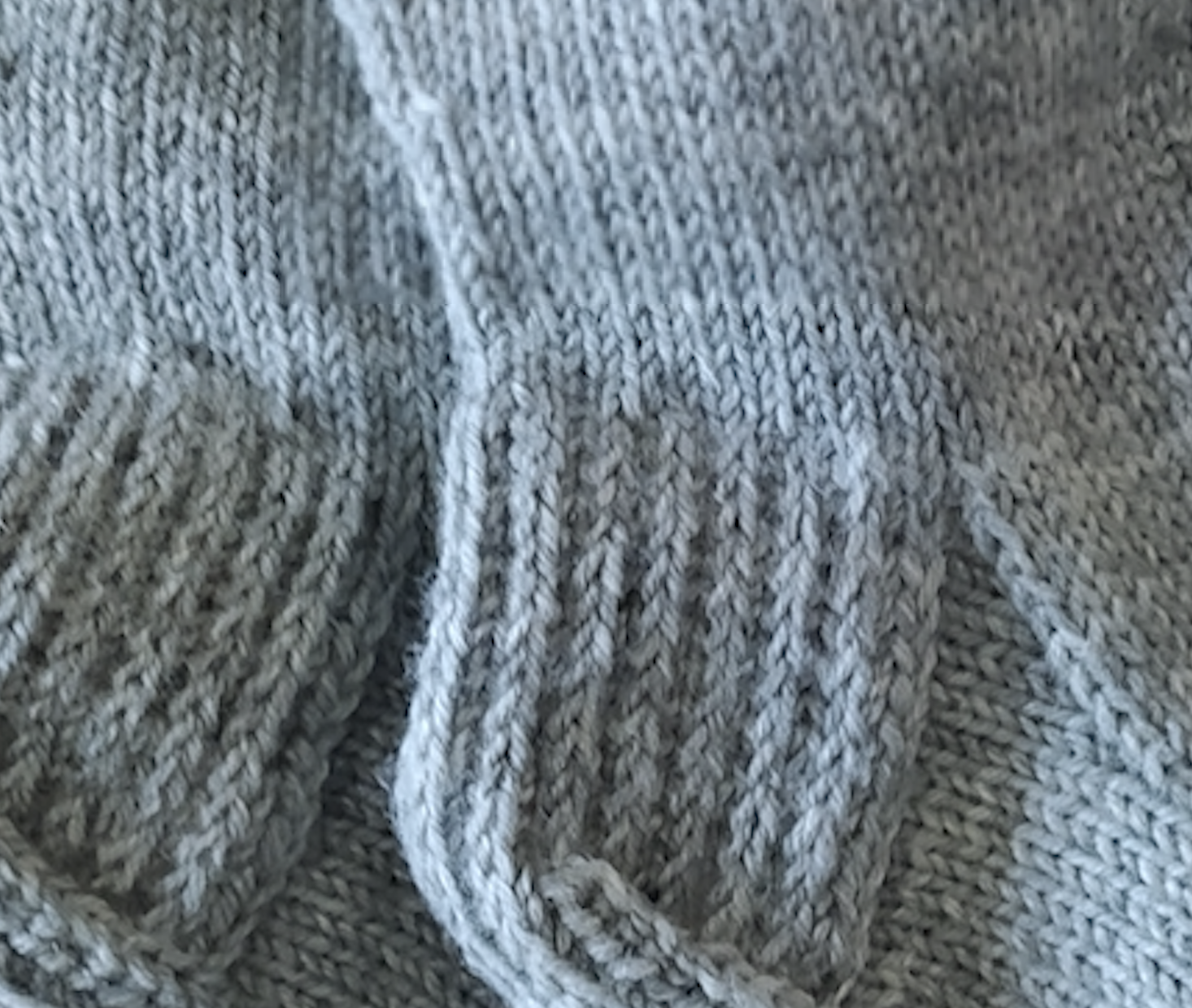 Harmaata villasukkaa lähikuvassa