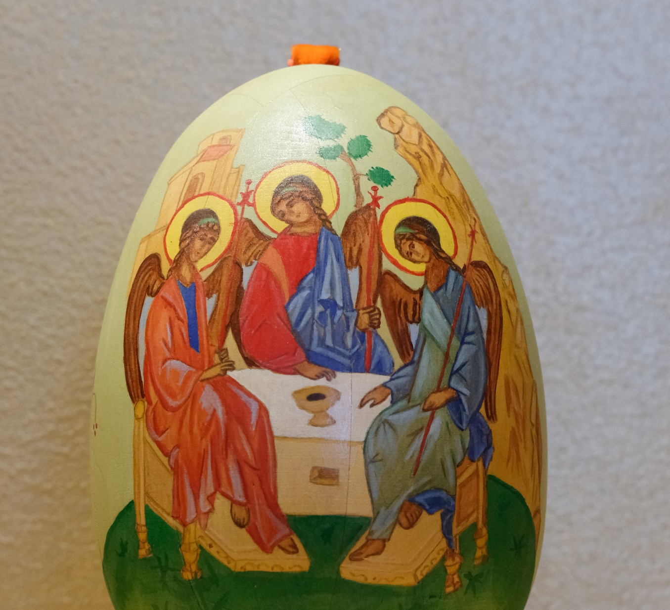 Pääsiäismuna johon on kuvattu Pyhän Kolminaisuuden ikoni