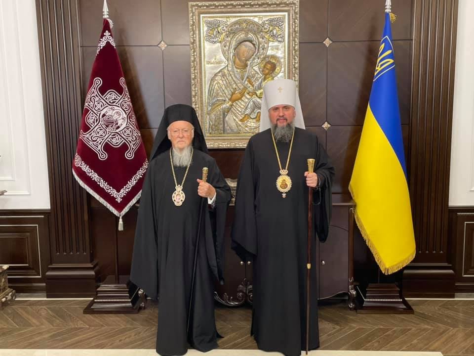 Patriarkka Bartolomeos ja Ukrainan ja Kiovan metropoliitta Epifanios seisovat Ukrainan sinikeltaisen lipun vierellä