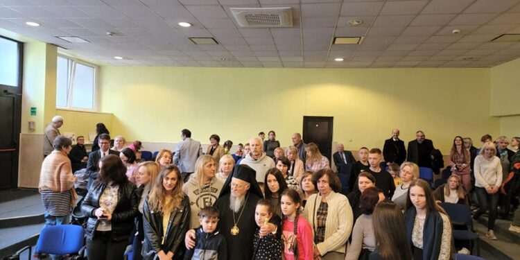 Patriarkka Bartolomeos Varsovassa Ukrainan pakolaisia tapaamassa