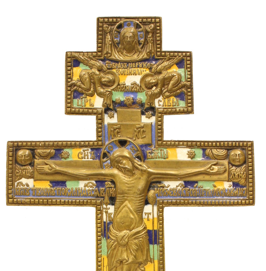 Koristeellinen metallinen ortodoksiristi, jossa Vapahtaja on ristiinnaulittuna