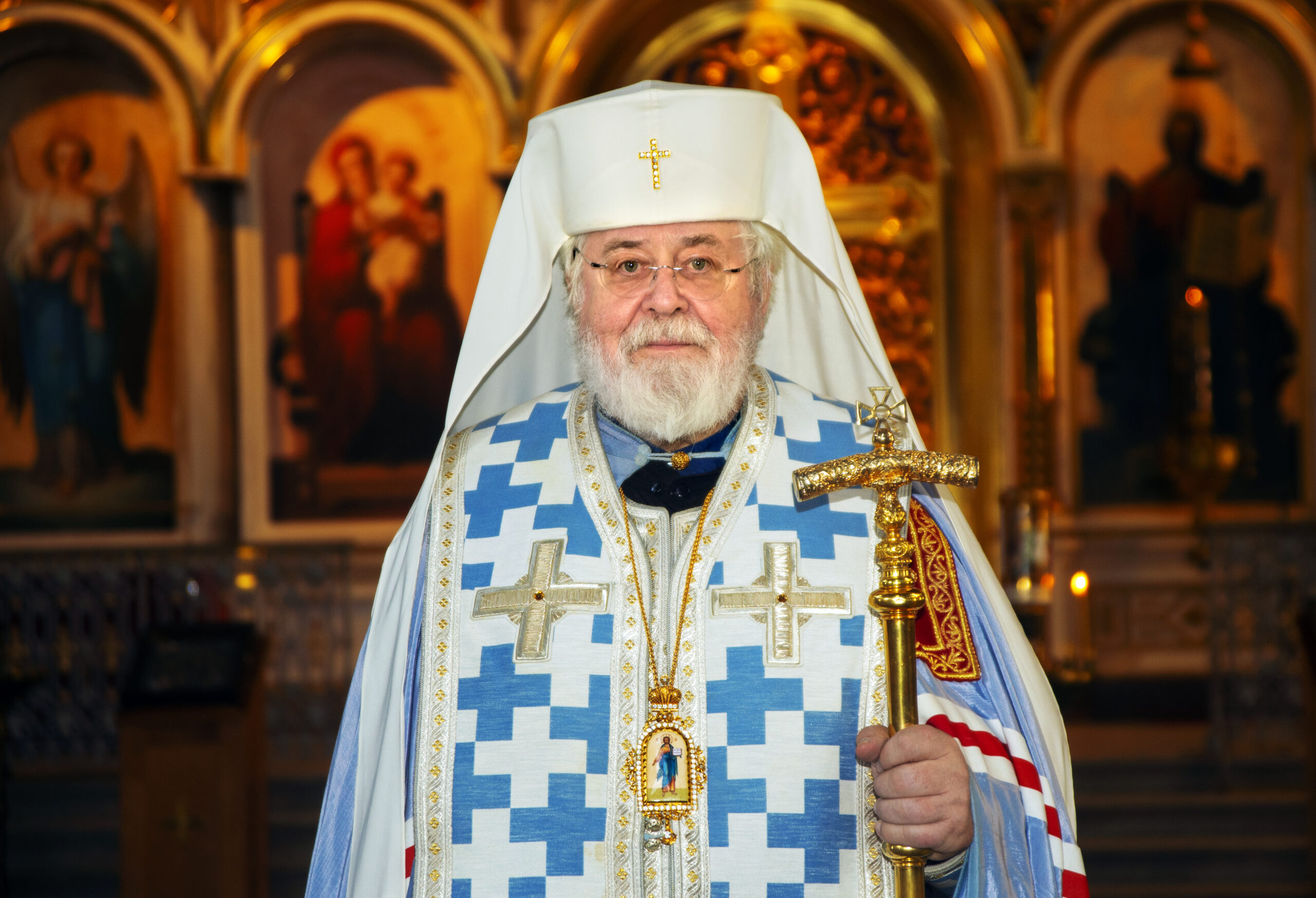 Arkkipiispa Leo seisoo ikonostaasin edessä Uspenskin katedraalissa