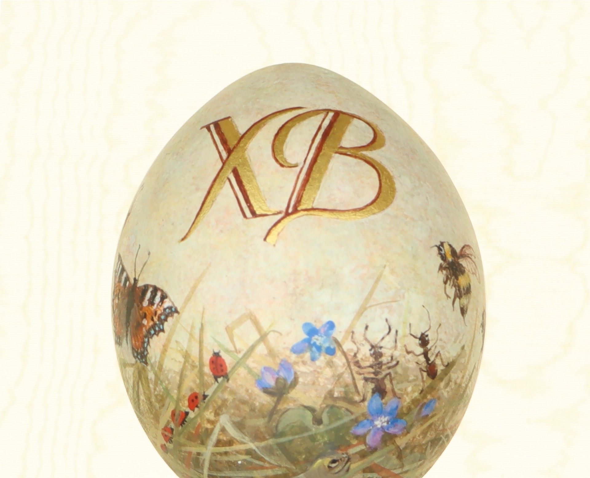 Vaaleapohjainen luontoaiheilla koristeltu pääsiäimuna