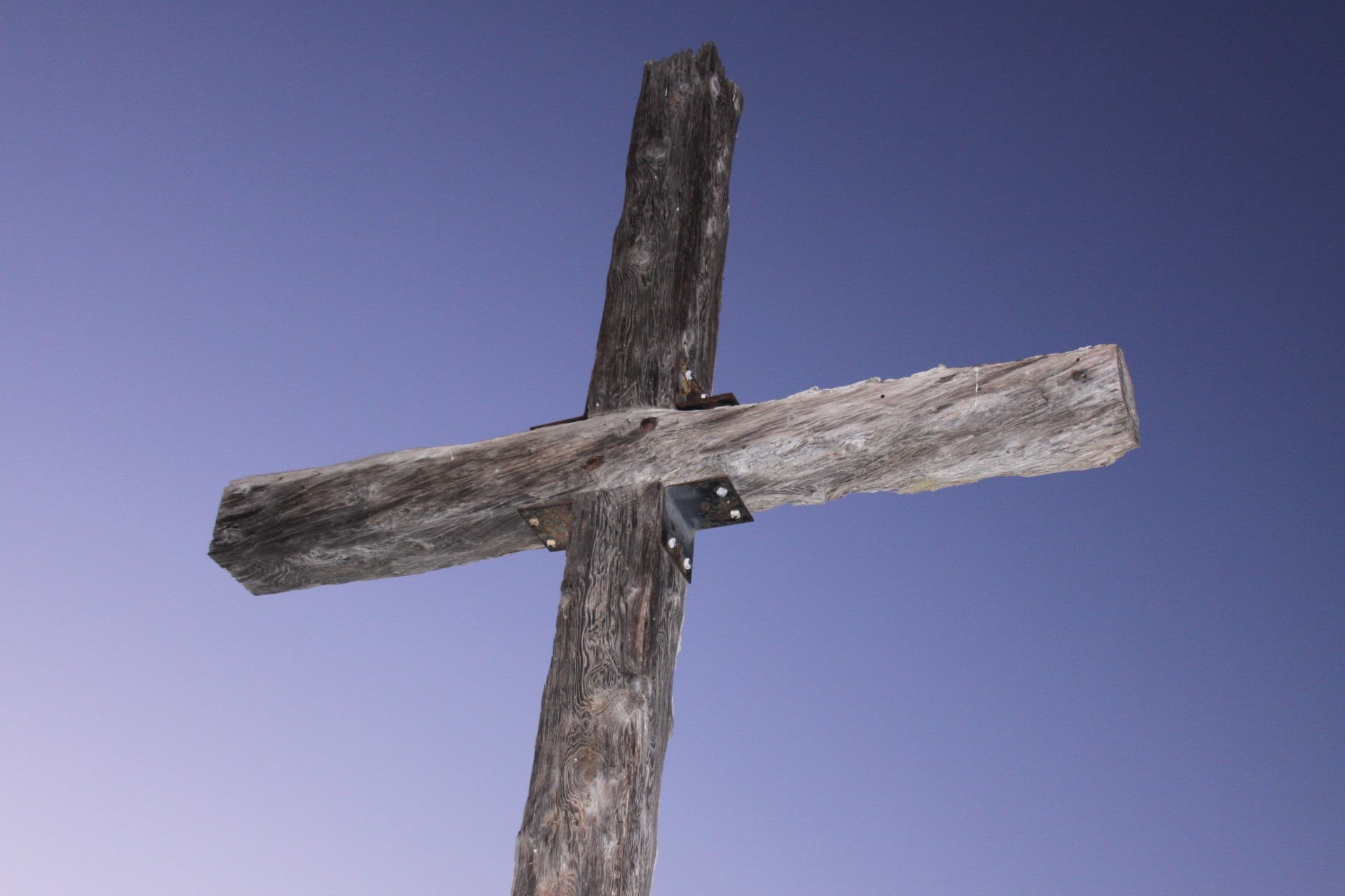 Risti kohoaa sinistä taivasta vasten
