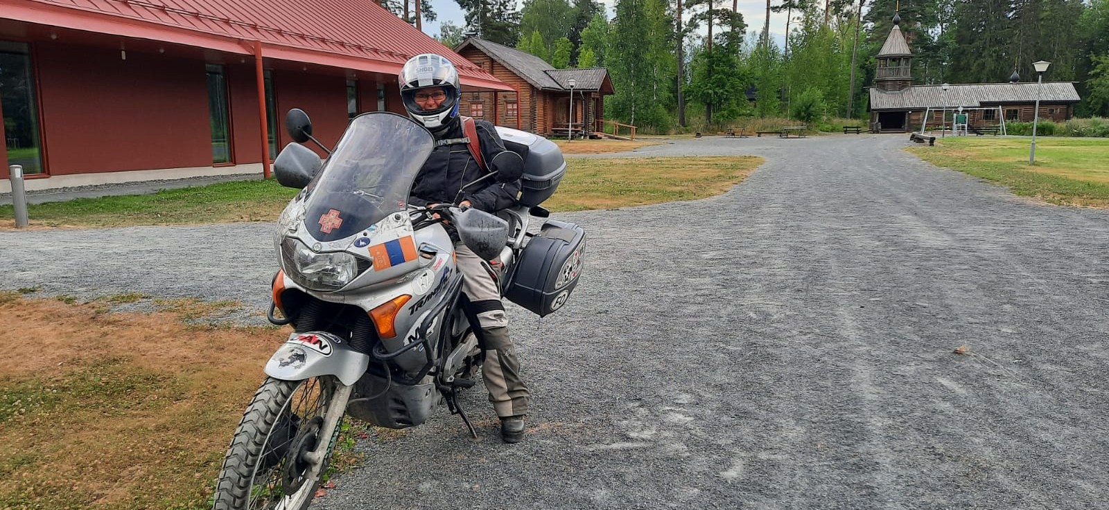 Kanttori Minna Jokinen poseeraa moottoripyöränsä kanssa Kaunisniemen leirikeskuksessa