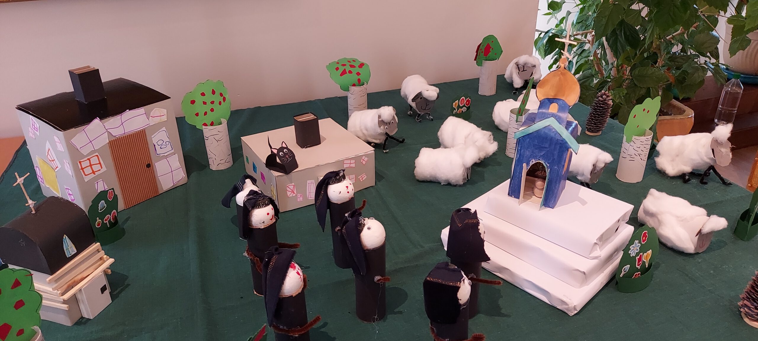 Lastenkerhon askartelema Valamon luostari munkkeineen ja lampaineen