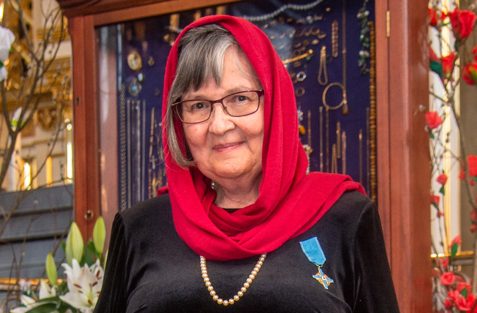 Palkittu äiti Milka Balcin Uspensin katedraalissa punaiseen huiviin pukeutuneena