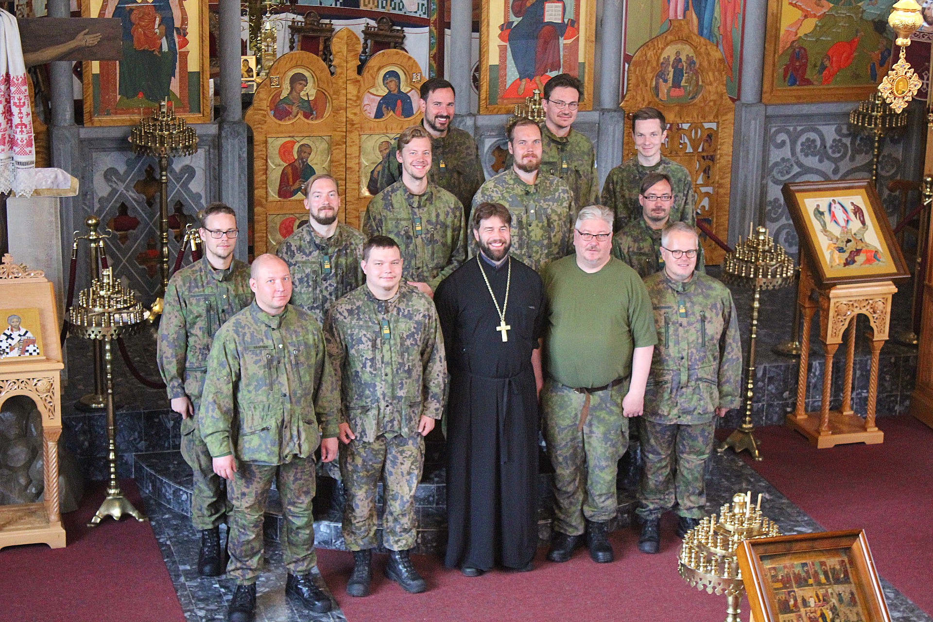 Sotilaspapistoa yhteiskuvassa kertausharjoituspäivänä