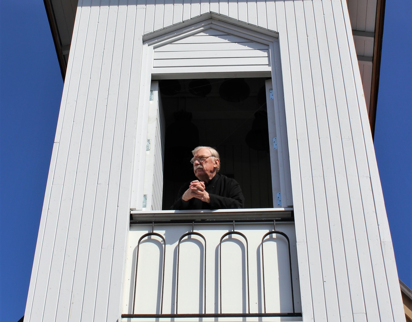 Kemin Johannes Kastajan kirkon staarosta isännöitsijä Martti Takalo tähystää Kemin kirkon kellotornista