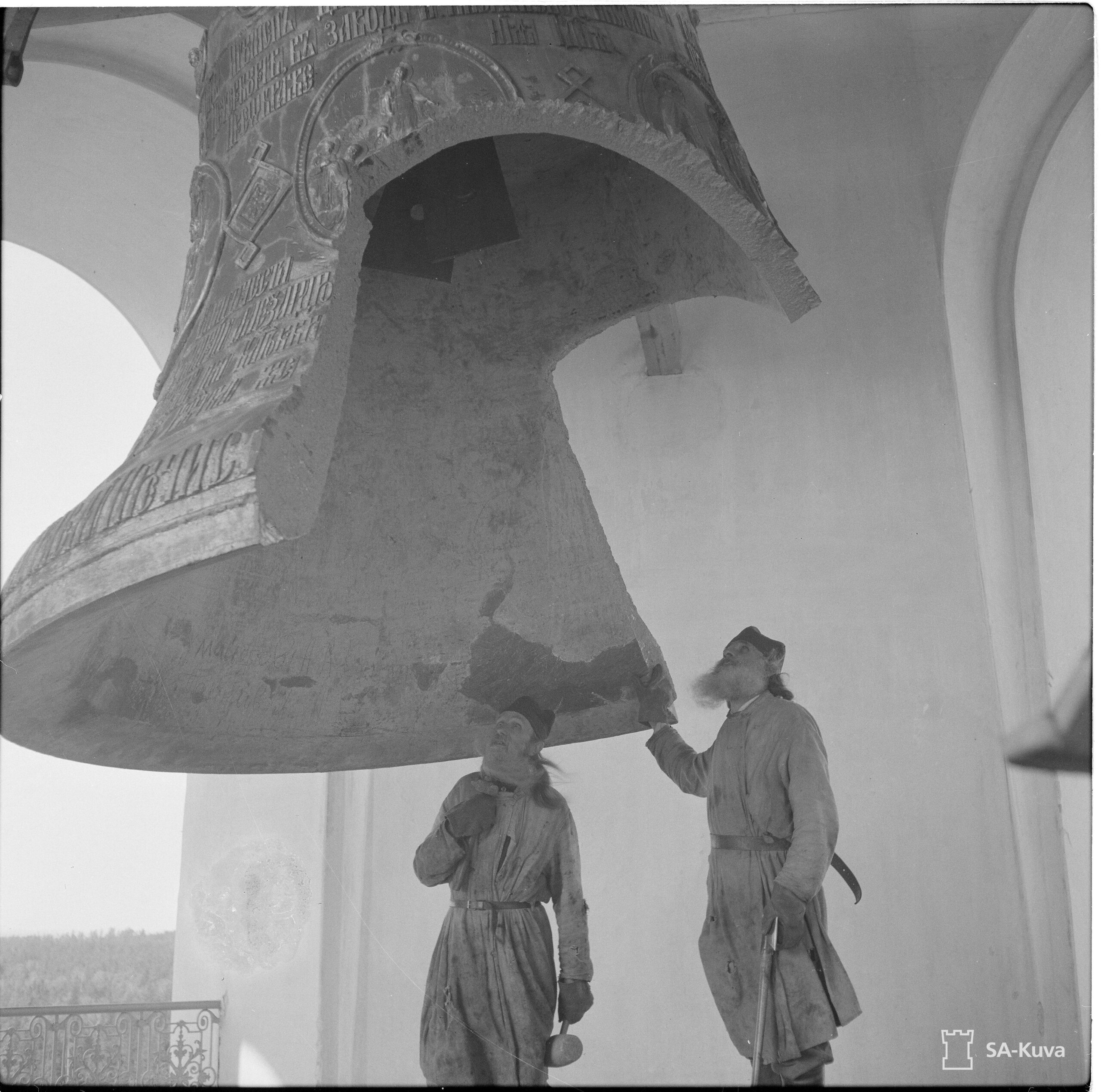 Vanhan Valamon pyhän Andreaksen suuri kello särkyneenä ja sitä tutkivat munkit Non ja Irakli 1942