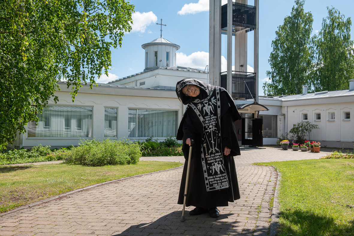 Lintulan luostarin skeemanunna Melania kuvattuna Lintulan luostarin edustalla