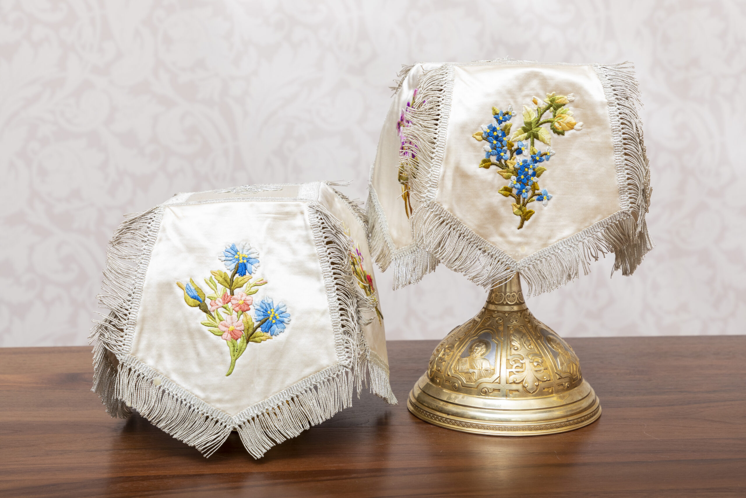 Kirjaillulla liinalla peitetty ehtoollismalja