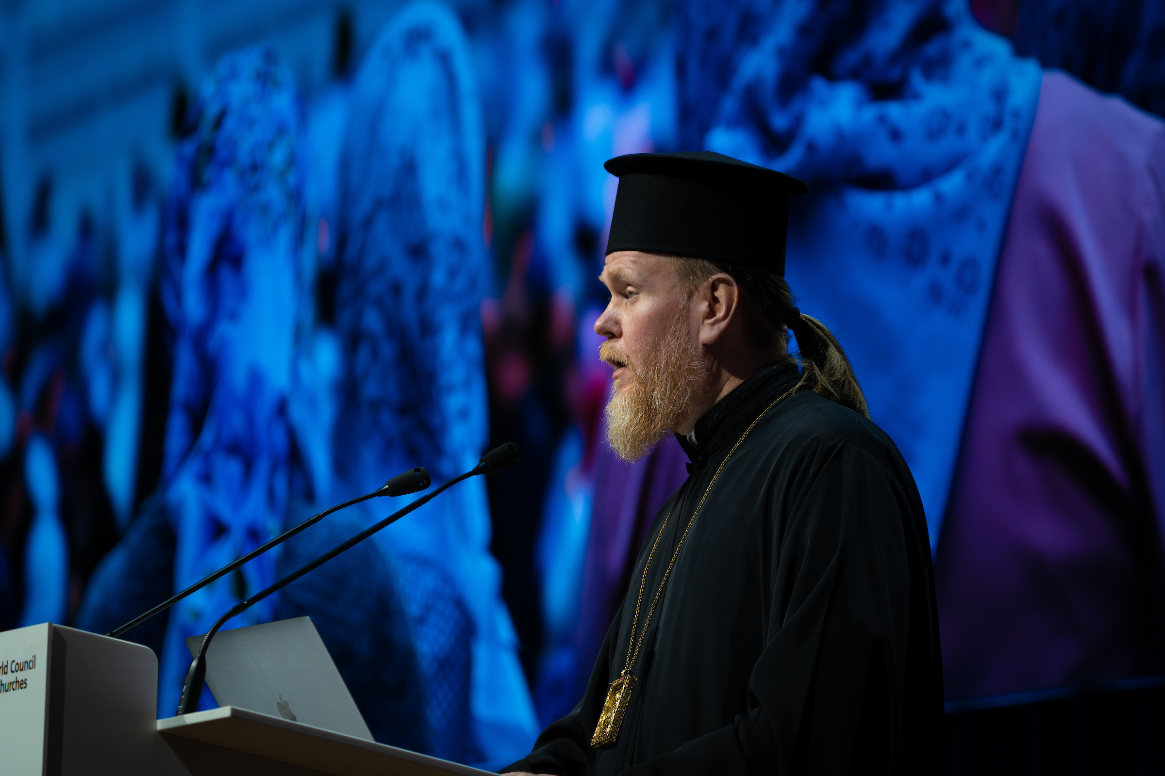 KMN:n yleiskokous: Arkkipiispa Evstrati kertoi isä Rostyslavista, joka yritti suojella käsiristillään aseettomia siviilejä