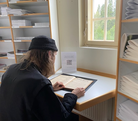 Kuuliaisuusveli Jermogen tutkii Aamun Koiton vuosikertaa sadan vuoden takaa Valamon luostarin erikoiskirjastossa 2022