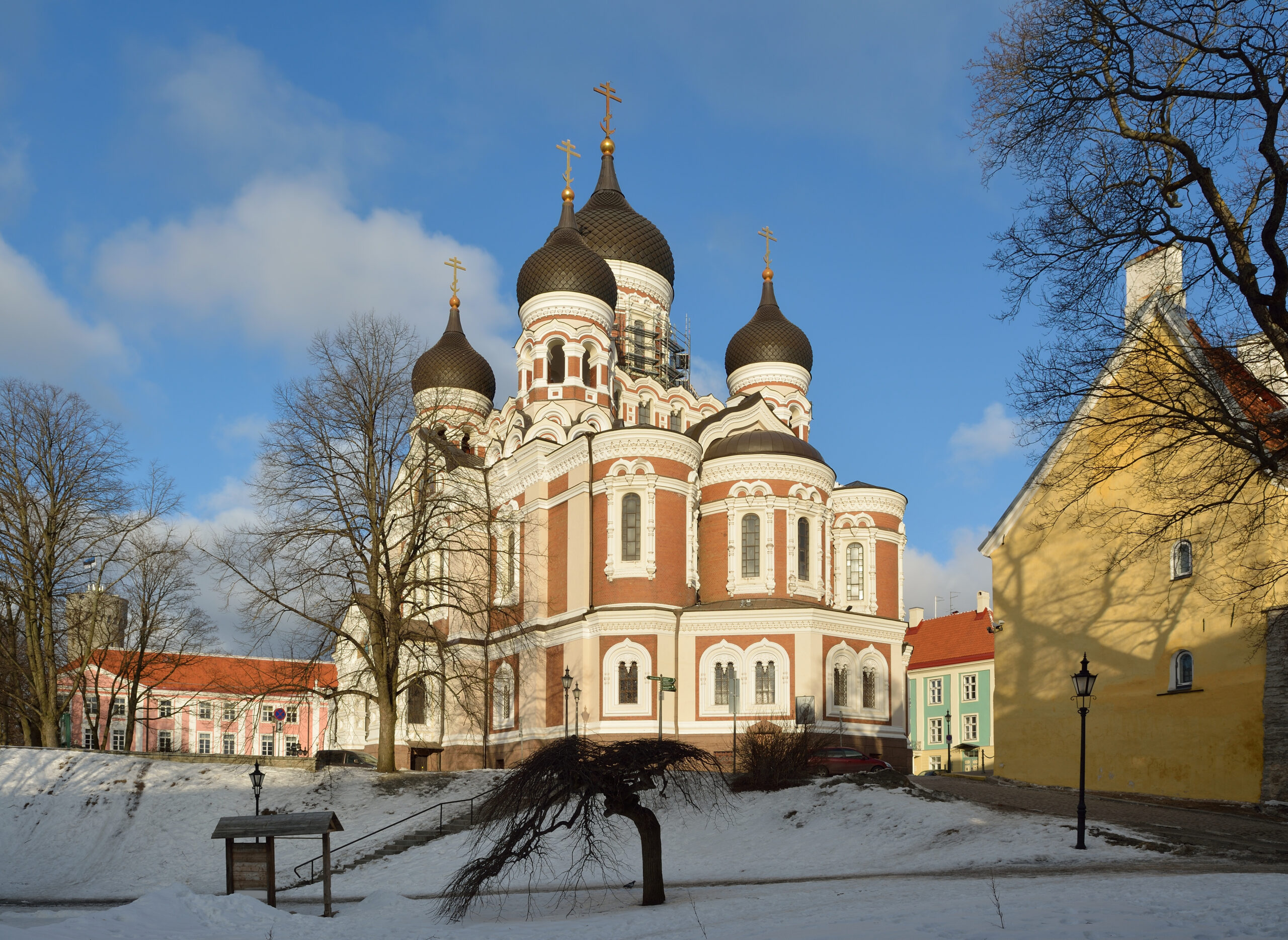 Viron valtio ja maan Moskovan  patriarkaatin alainen ortodoksinen kirkko selvittelevät välejään