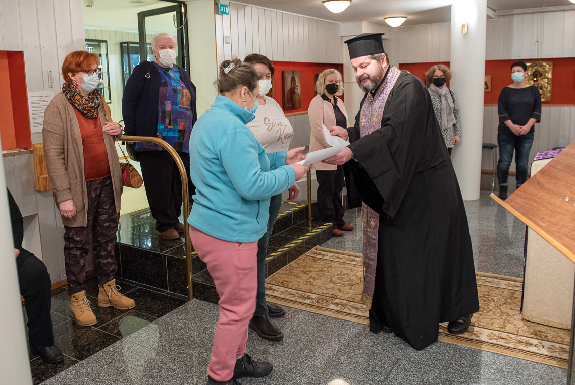 Ukrainan pakolaiset: pappeja on helppo lähestyä, mutta kirkkoon on joskus vaikea päästä ja byrokratia huolettaa