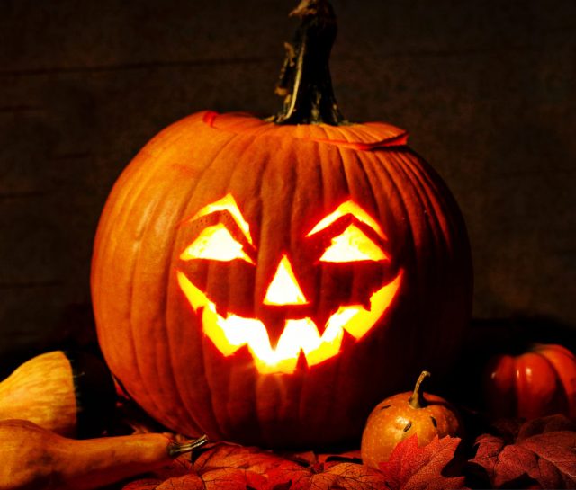 Halloweenina sytytetty kurpitsalyhty