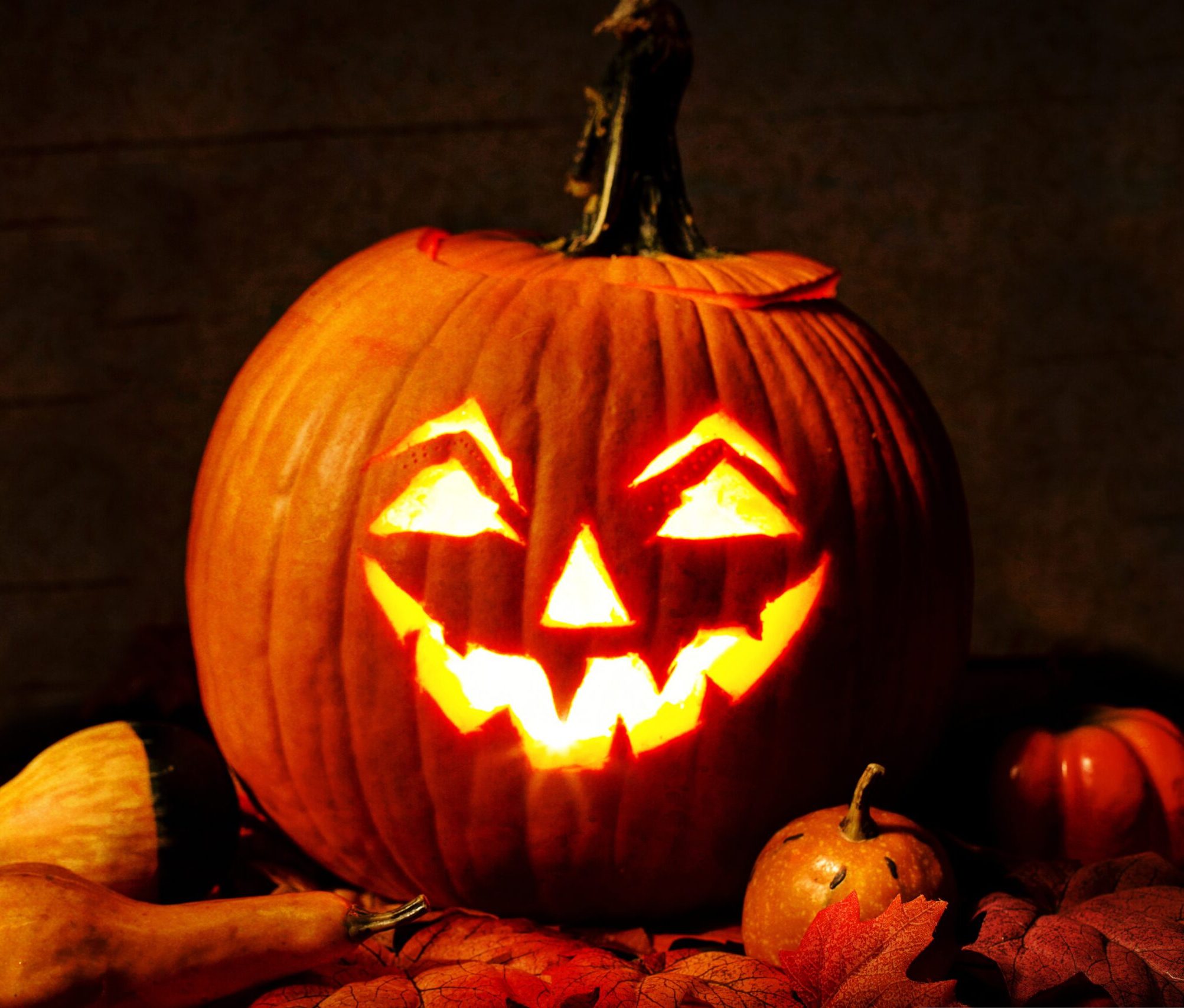 Halloweenina sytytetty kurpitsalyhty