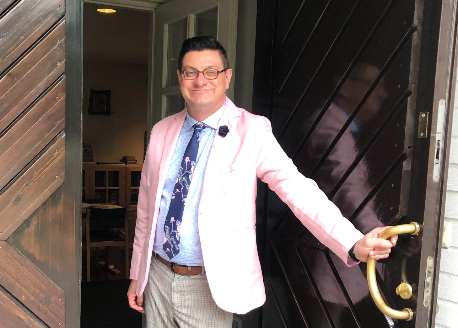 Niko Laakson tie vei mallimaailmasta Porvoon kirkon palkituksi vahtimestariksi