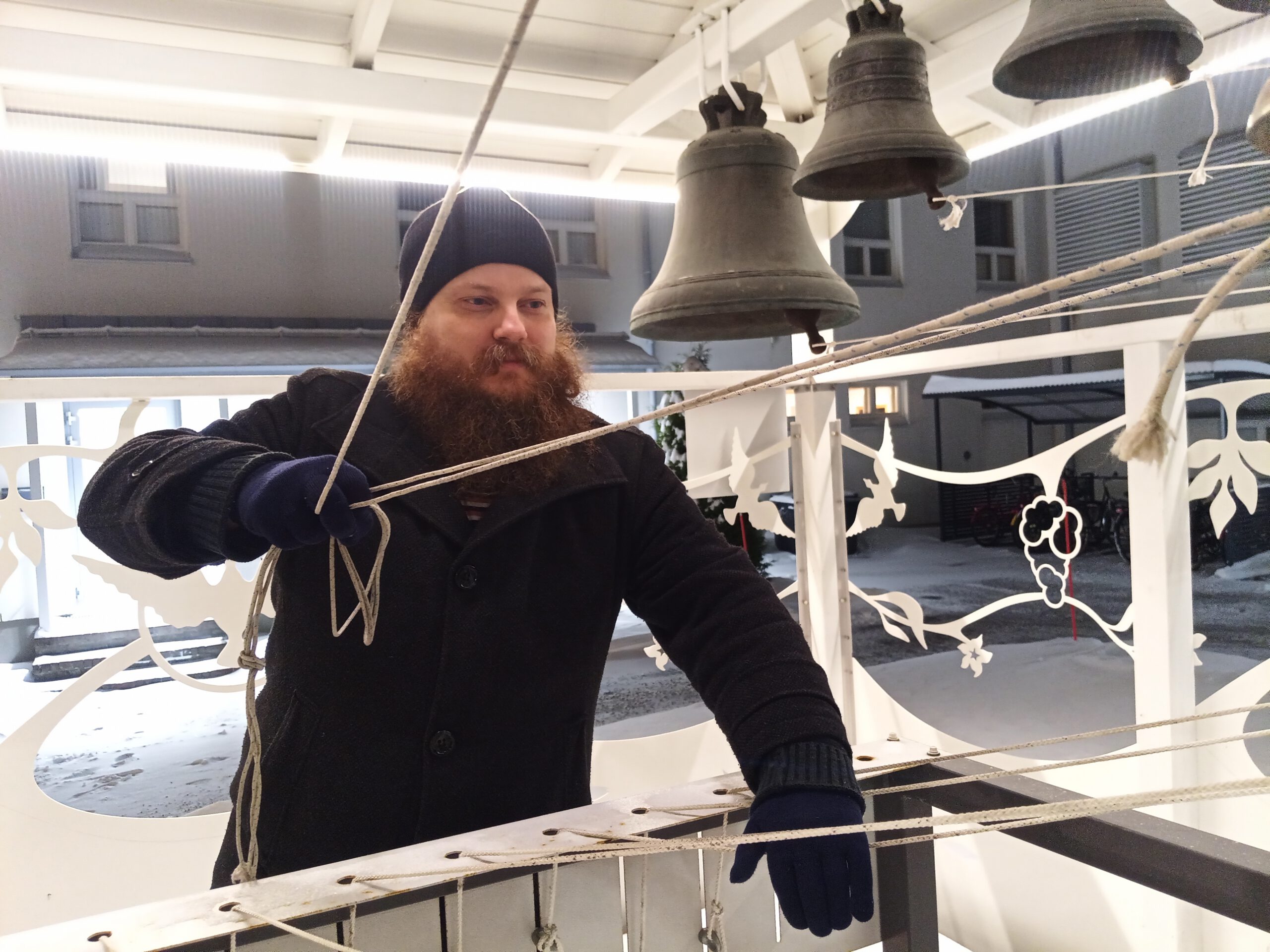 Ortodoksisen seminaarin opiskelija Lassi Nuutinen soittaa kirkonkelloja