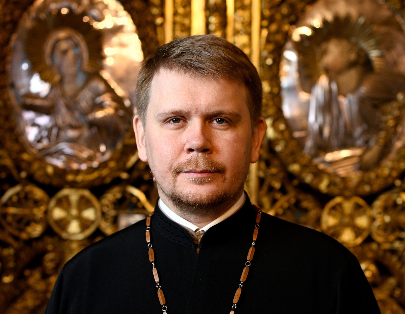 Kiovalainen ortodoksipappi isä Sergiy Berezhnoy Pyhän Kolminaisuuden kirkossa joulukuussa 2022