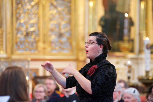 Director cantus -arvonimen saanut kanttori Varvara Merras-H&auml;yrynen Uspenskin Katedraalikuoron 150-vuotisjuhlakonsertin yhteydess&auml; 2017