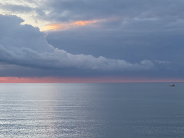 Laiva lipuu kohti Athos-vuorta.