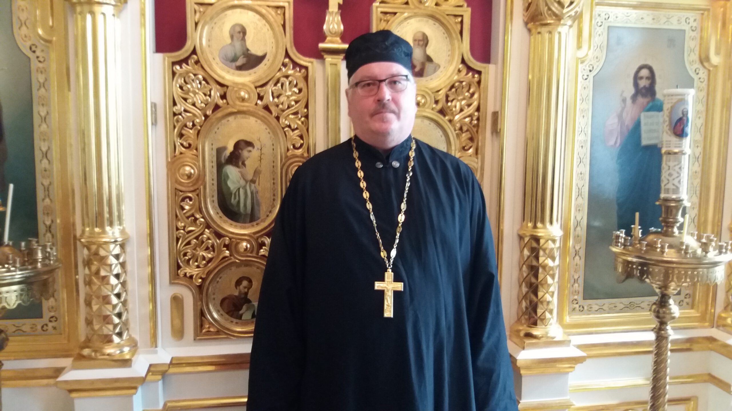 Isä Jyrki Penttonen sai ONL:n harvinaisen kultaisen ansiomerkin: ”Tärkeintä on tehdä parhaansa”