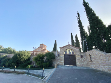 Pyhitt&auml;j&auml; Paisios Athosvuorelaisen luostari Kreikan Sourotissa on suosittu pyhiinvaelluskohde.