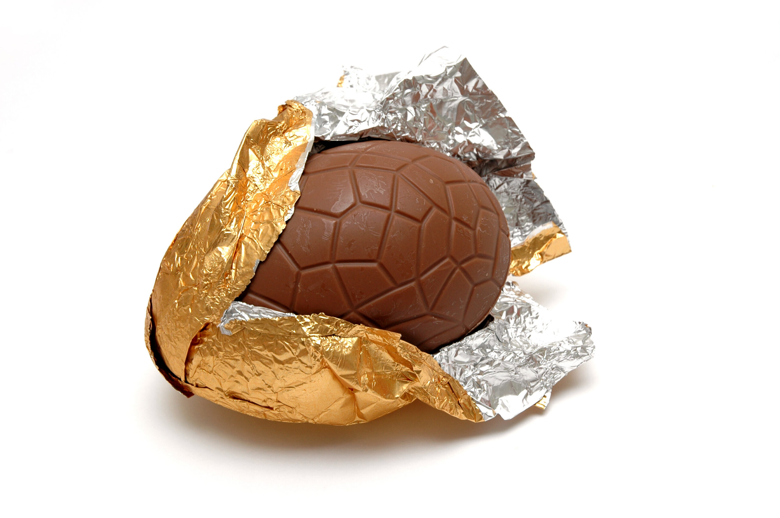 Suklainen pääsiäismuna kultaisessa foliopaperissa
