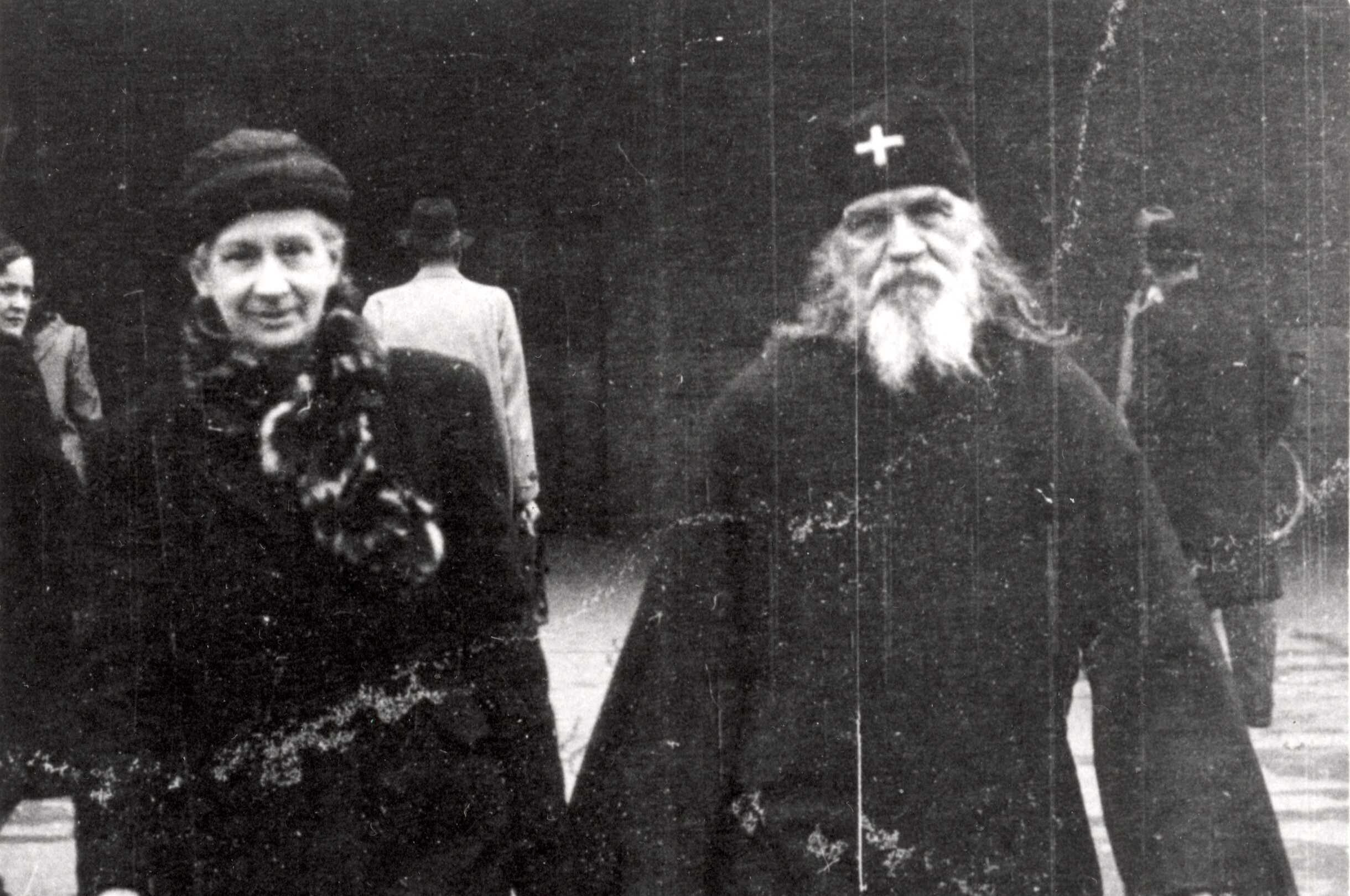 Pyhittäjä Johannes Valamolainen ja rippilapsi Jelena rautatieasemalla