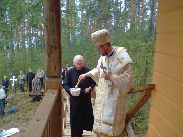 Konevitsalaisen Jumalan&auml;idin tsasounan vihkiminen Ilkossaaressa 2011