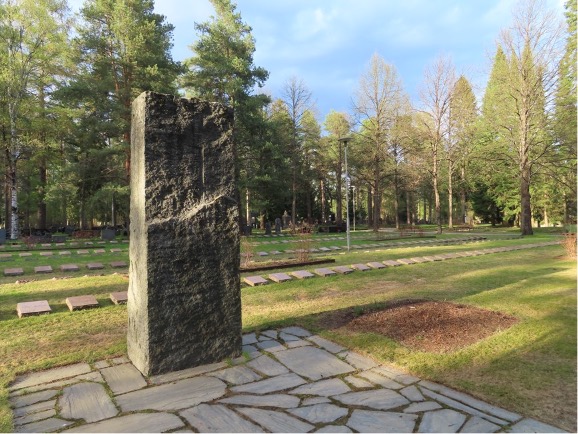 Asetoveri yritti kantaa haavoittunutta selässään kesällä 1944 – nyt Mikael siunataan vihdoin haudan lepoon