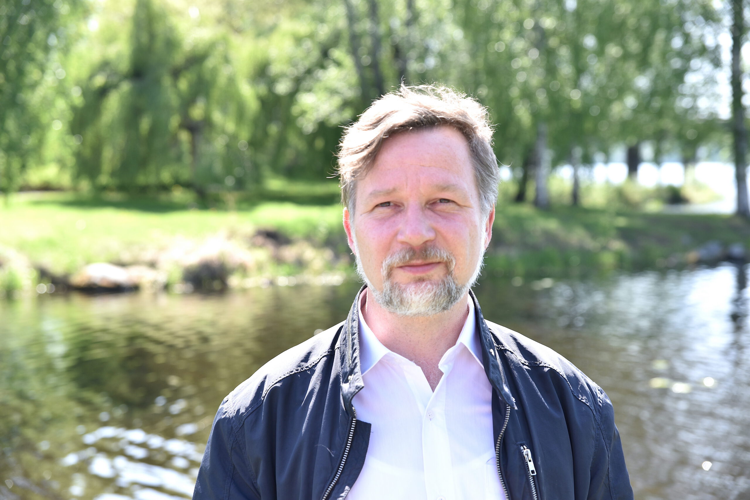 Monikulttuurisen työn pappina aloittanut Peter Schiel luottaa Jumalan johdatukseen: ”Teologia tiivistyy isohaliin”