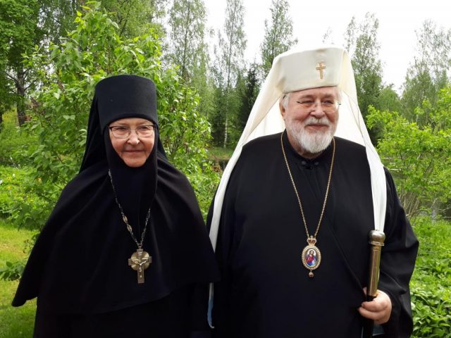 alt="Arkkipiispa Leo ja igumenia Mikaela helluntaina 2023 Lintulan luostarissa"