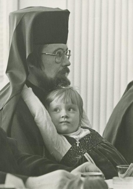 Apulaispiispa Leo vihkimisen juhlassa 4-vuotias Tanja tytär 1979