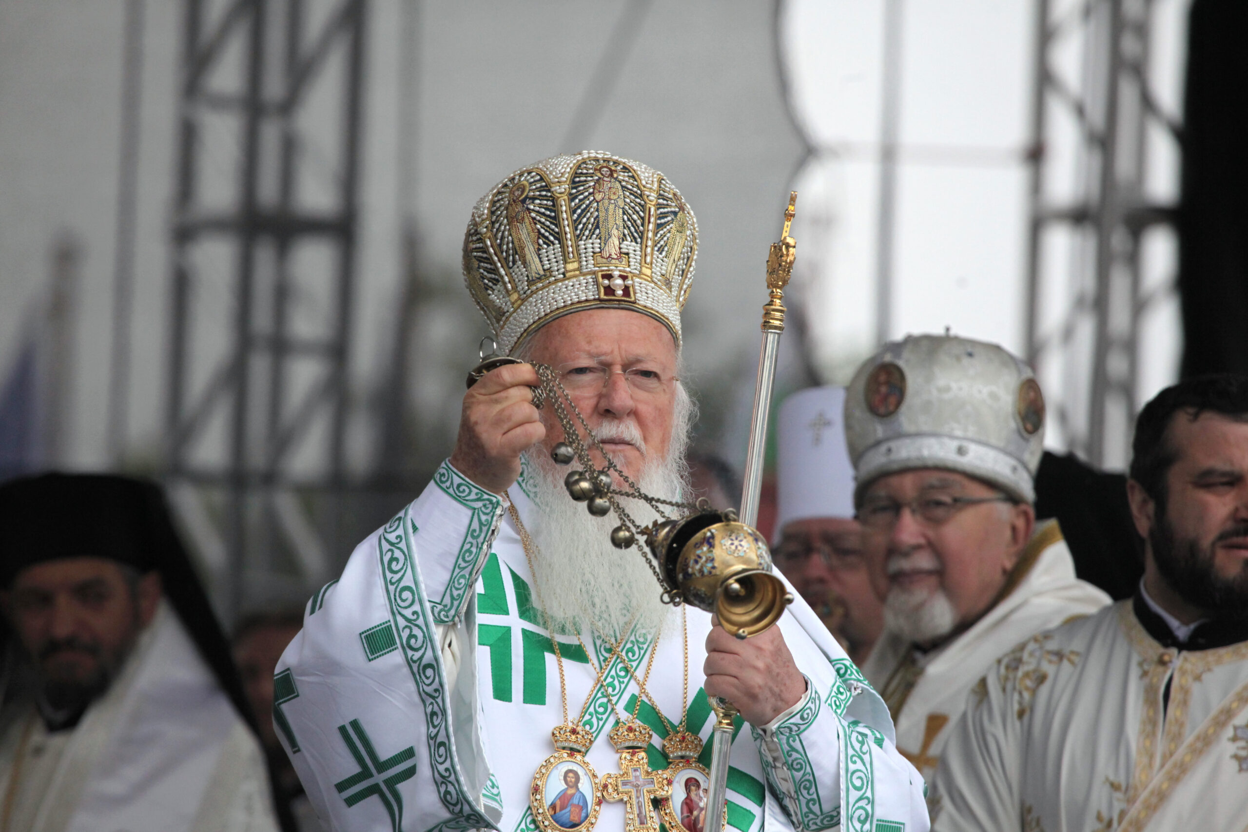 Ekumeeninen patriarkka Bartolomeos suitsuttaa