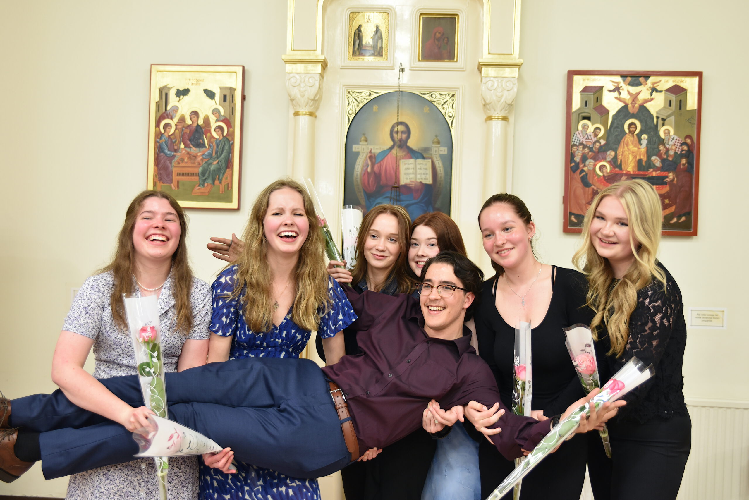 Kevään ylioppilaat iloitsevat saavutuksestaan – ulkomaat kiehtovat, mutta oma Kirkko on aina lähellä sydäntä