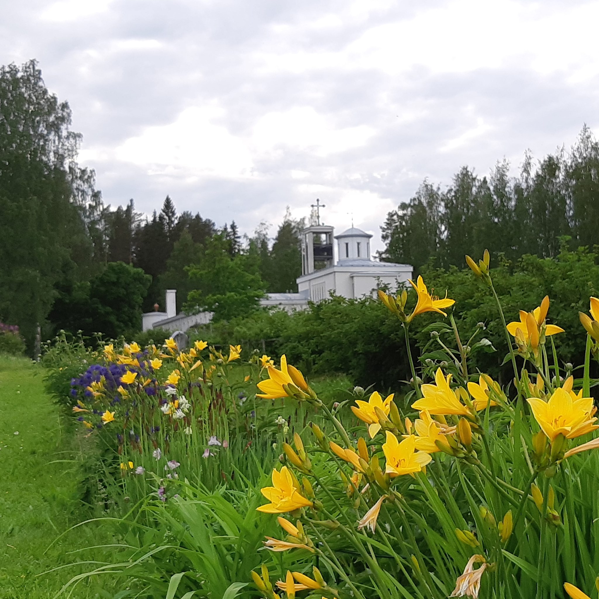 Lintulan luostari kesällä