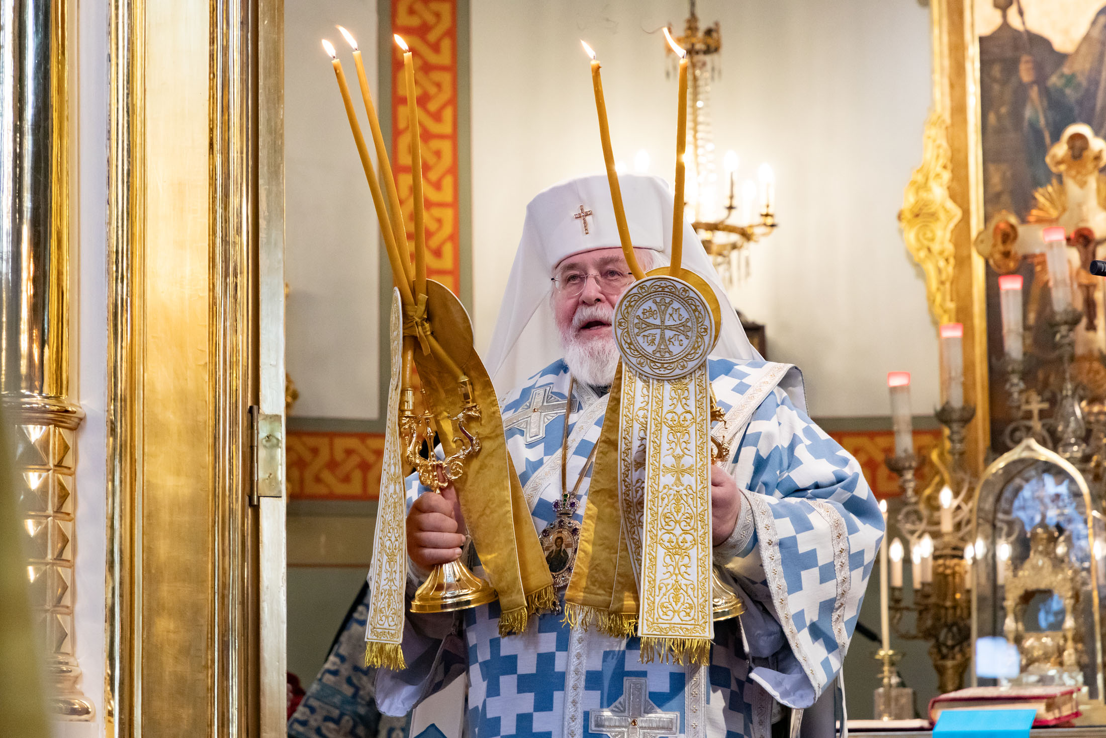 Arkkipiispa Leo siunaa kirkkokansaa Uspenskissa syyskuussa 2023