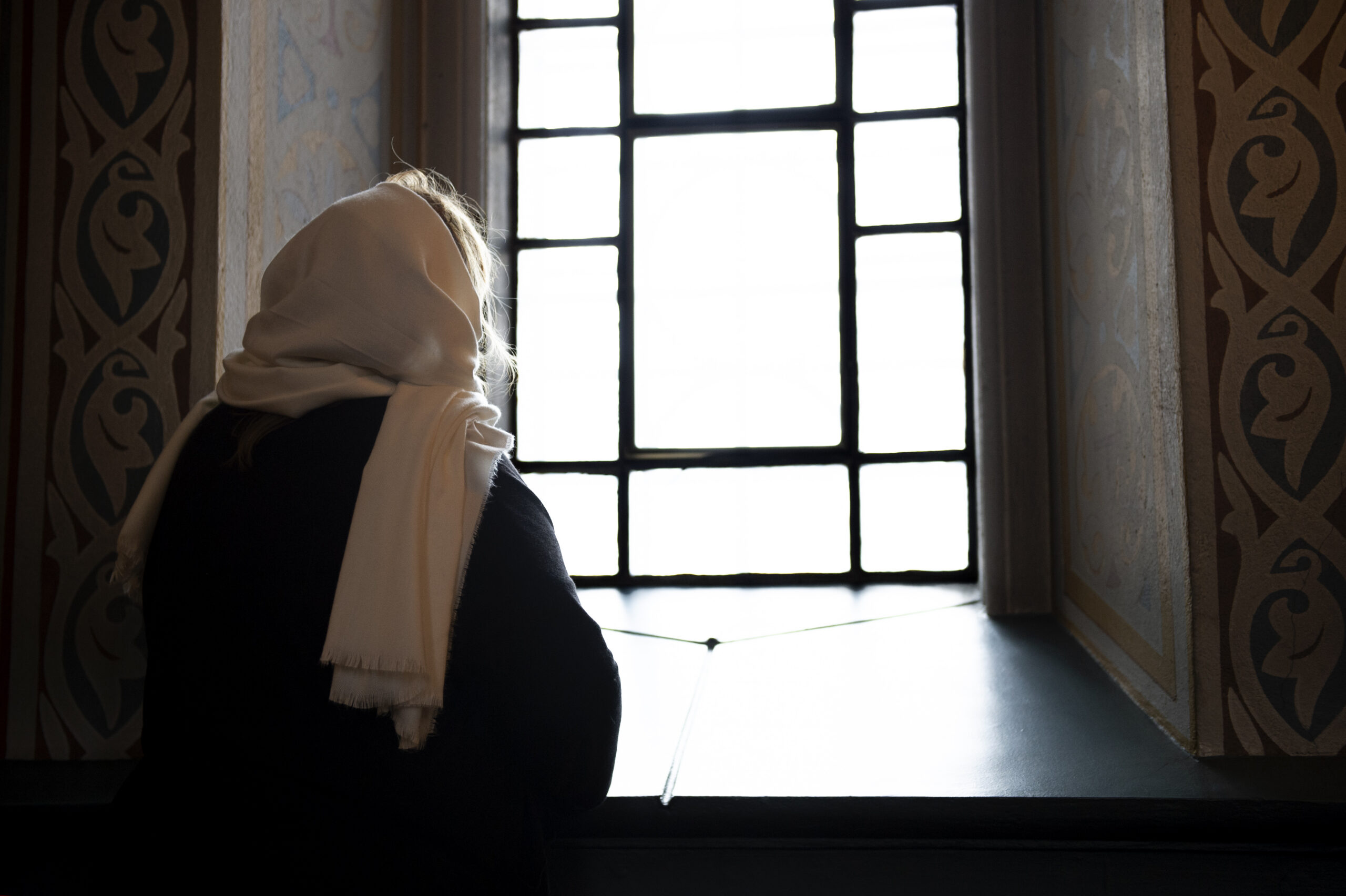 Nainen Tampereen ortodoksisessa kirkossa