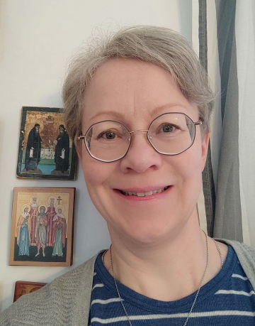 Nina Jolkkonen-Porander ikonisein&auml;n edess&auml;
