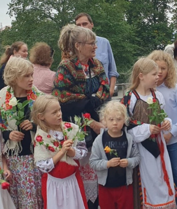 Liina, Opri, Triifon ja Tekla Tolonen Uspenskin katedraalin edustalla 10.syyskuuta iso&auml;idin, Tanja Savolaisen kanssa. Kuva: Dimitri Tolonen