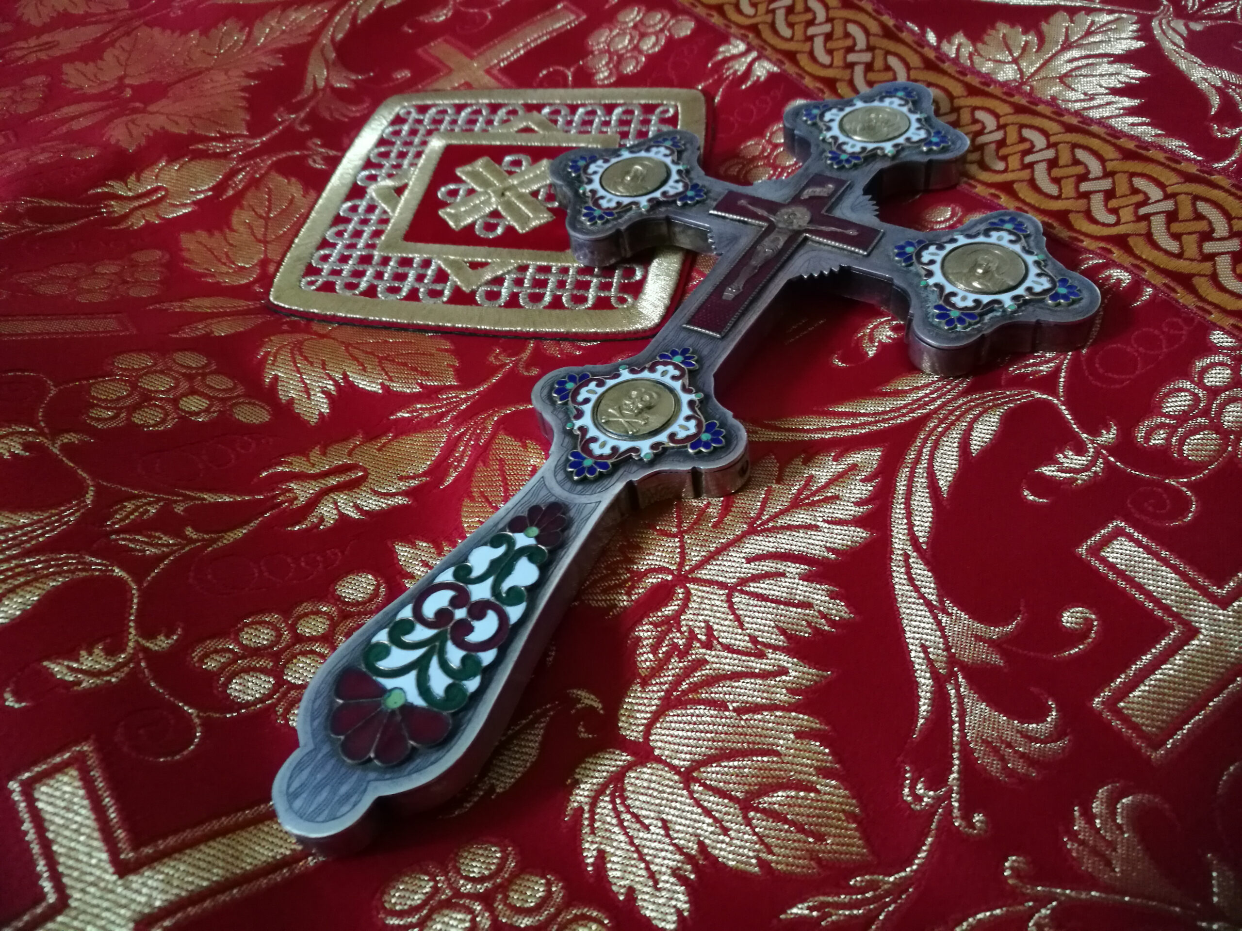 Minisaarna: Kunniallisen ja eläväksi tekevän ristin ylentäminen