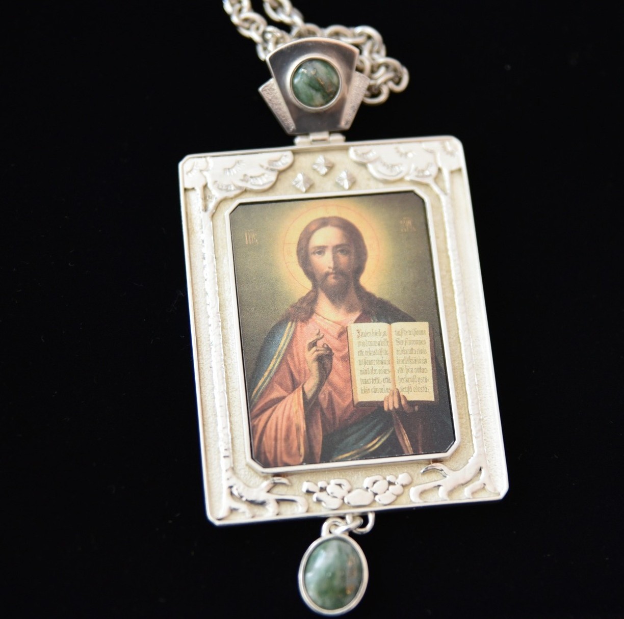 Enkolpion mustassa rasiassa ylhäältä kuvattuna