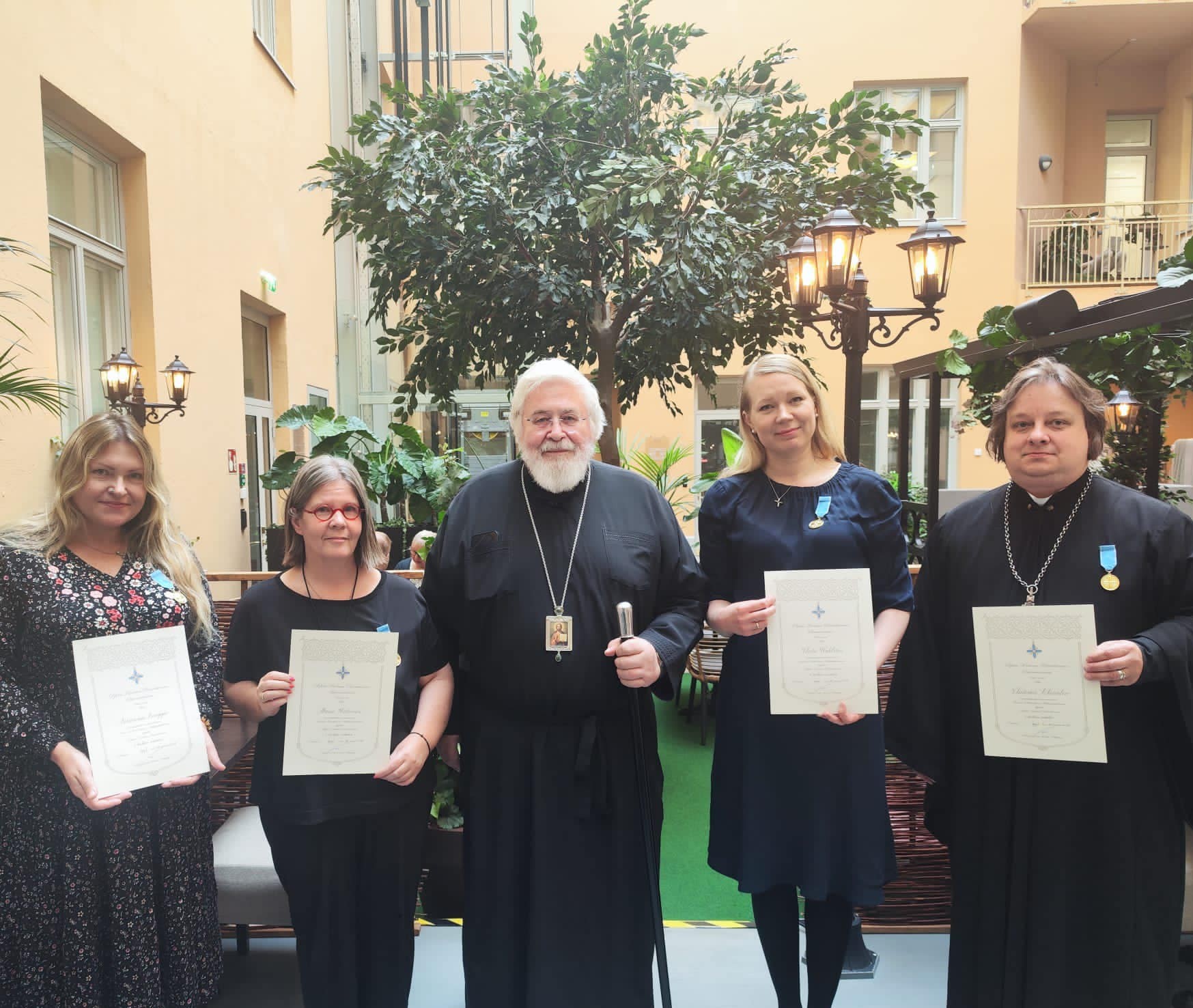 Arkkipiispa Leo palkitsi kirkon viestintätiimin jäsenet Pyhän Karitsan ritarikunnan 1. luokan mitalilla