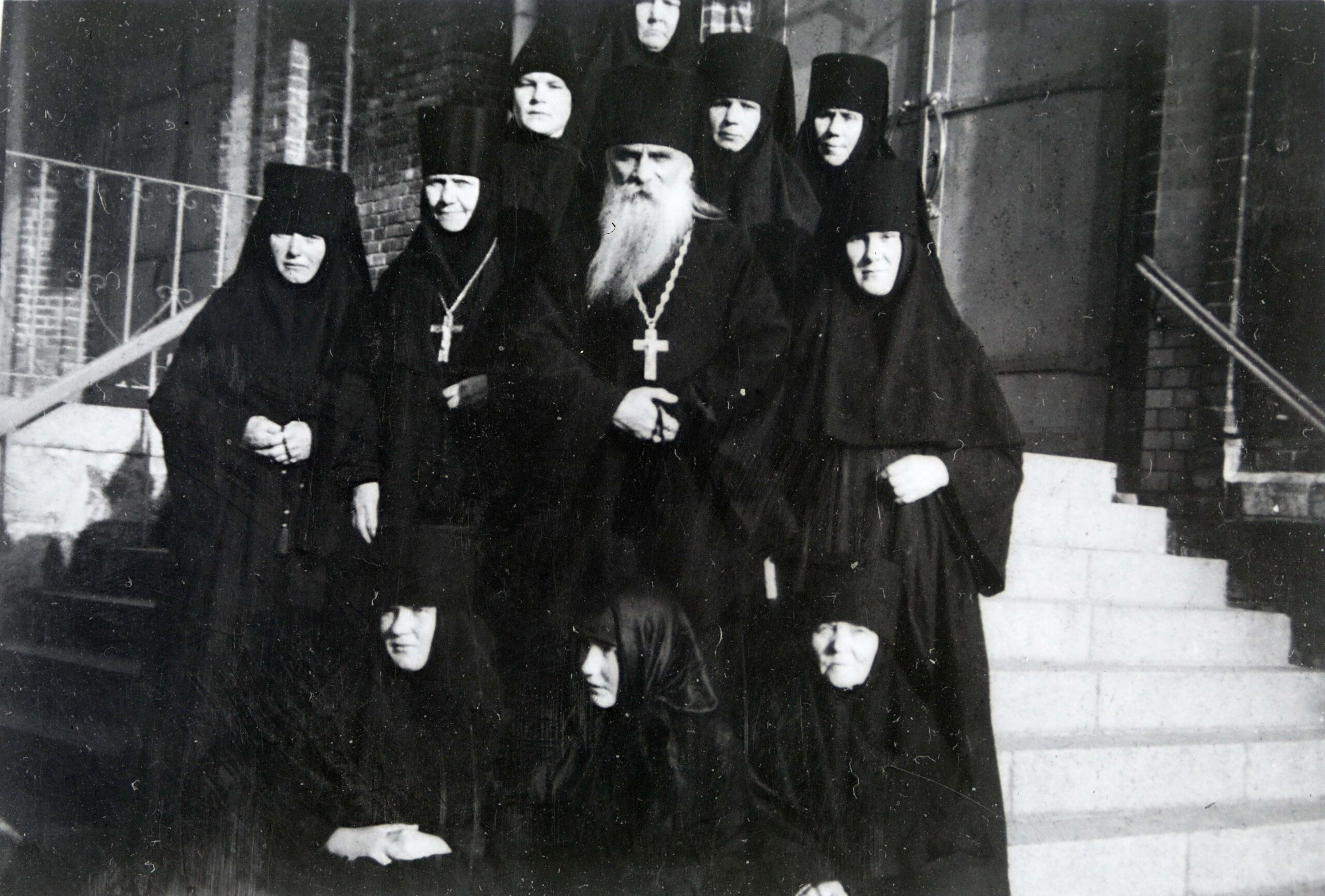 Kirkkomme aarteita: Nunnat lasilevyllä tuovat muistoja entisaikojen luostarielämästä