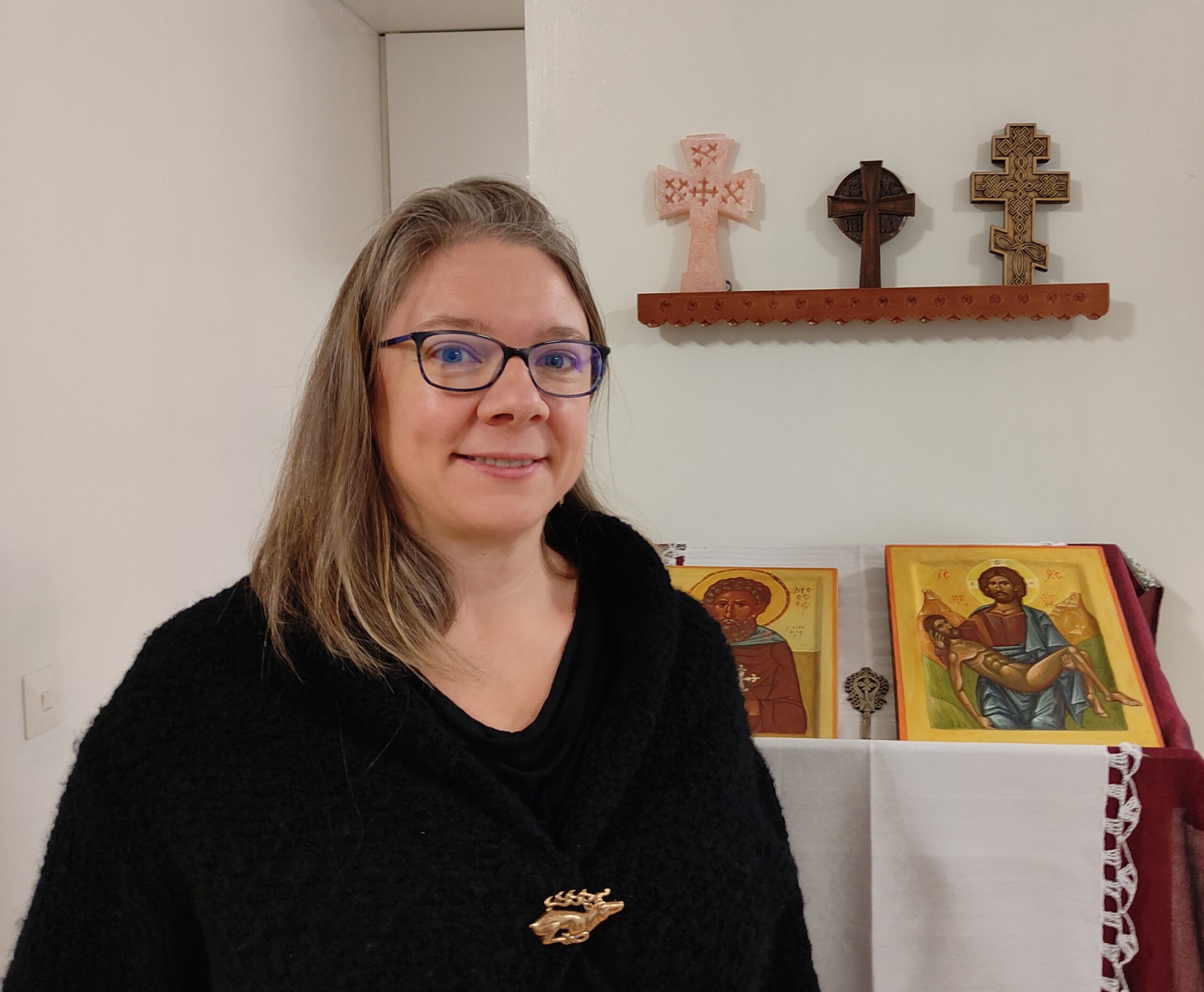 Riina Nguyen ja taustalla ikoneita